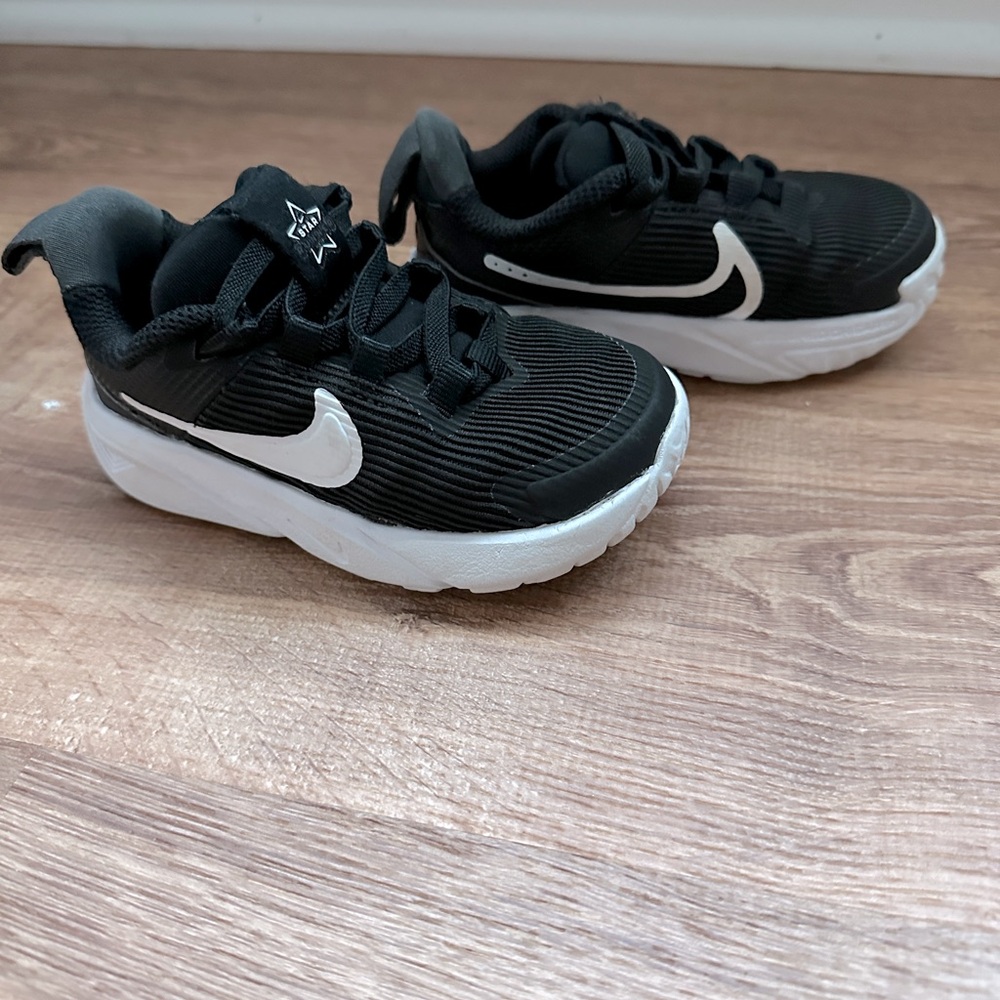 Nike Star Runner Toddler Black and White Mesh Sneakers 6C